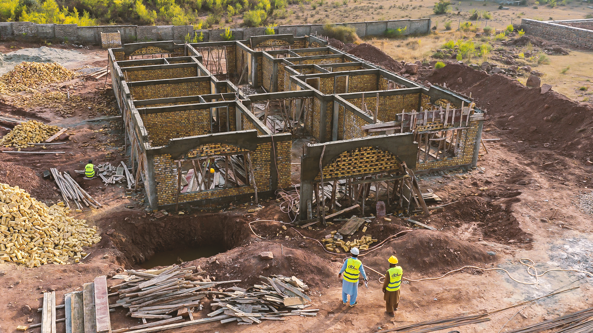 DBL – Design Build Live managing project execution at construction site in Islamabad with engineers and architects